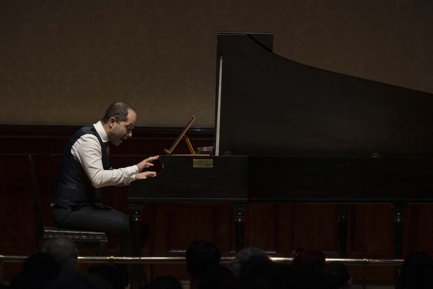 Mahan Esfahani playing the piano