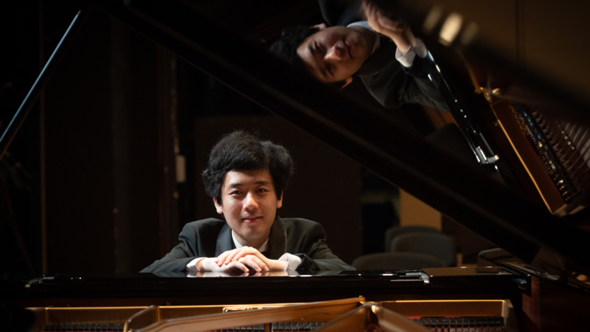 Yuanfan Yang at the piano